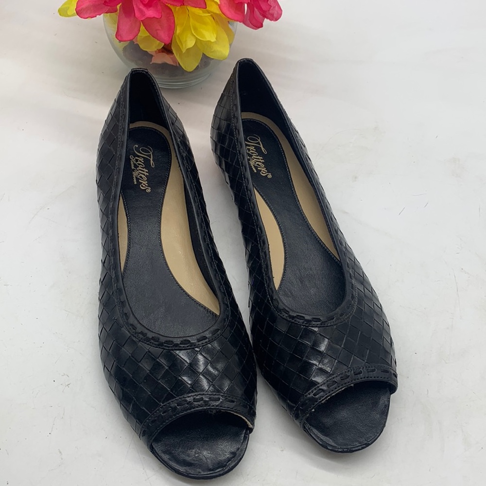 Trotters Black Woven Leather Peep Toe Shoes with low 1/2 inch heel Size 9.5E
